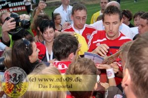 Miroslav Klose schreibt Autogramme